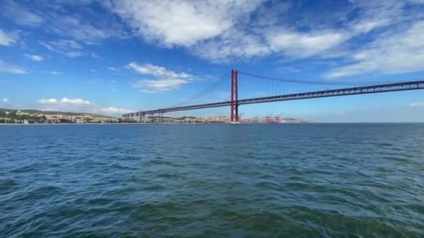 Γέφυρα Της 25Ης Απριλίου Στη Λισαβόνα Πορτογαλία — Αρχείο Βίντεο