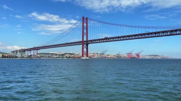Міст Квітня Лісабоні Португалія — стокове відео