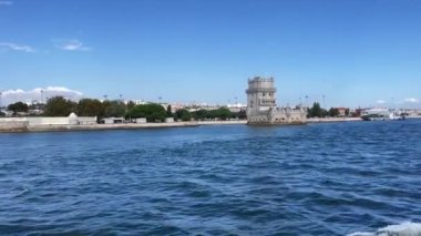 Lizbon, Portekiz 'deki Belem kulesinden bir tur teknesinin görüntüsü