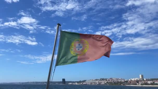 Bandera Portuguesa Ondeando Parte Trasera Transbordador Navegando Por Río Tajo — Vídeos de Stock