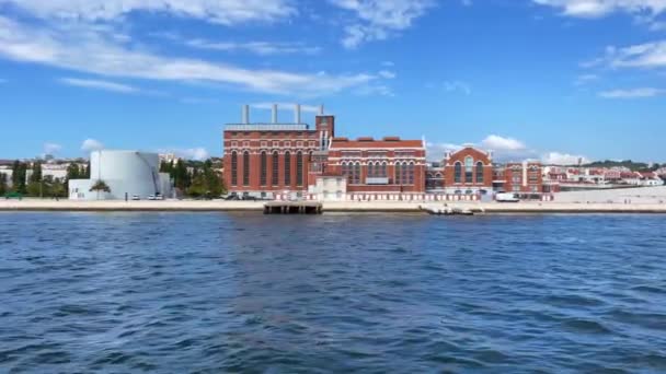 Utsikt Från Båt Över Tejo Kraftverk Bredvid Maat Museum Lissabon — Stockvideo