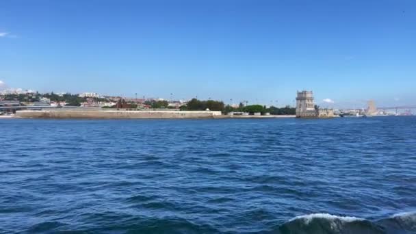 ポルトガルリスボンのベレン塔の上のツアーボートからの眺め — ストック動画