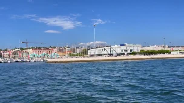 ポルトガルのリスボン市内を移動する渡し船からの眺め — ストック動画