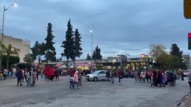 FIFA Dünya Kupası Katar 2022 'de milli takımının zaferinden sonra yolları kapatan bayrak sallayan mutlu Faslı taraftarlar