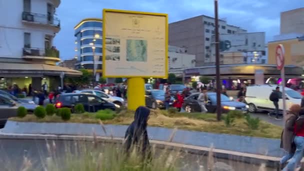 Glada Marockanska Fans Med Viftande Flaggor Blockerar Vägarna Efter Segern — Stockvideo