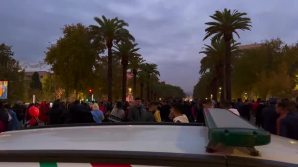 Glada Marockanska Fans Med Viftande Flaggor Blockerar Vägarna Efter Segern — Stockvideo