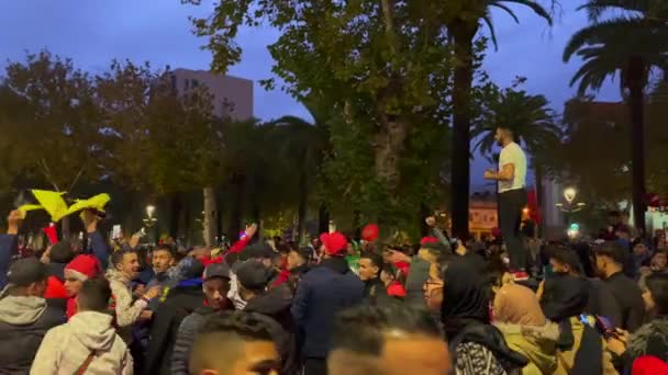 Szczęśliwi Fani Maroka Machającymi Flagami Blokującymi Drogi Zwycięstwie Drużyny Narodowej — Wideo stockowe