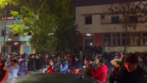 Boldog Marokkói Rajongók Lengő Zászlókkal Blokkolja Utakat Miután Győzelem Nemzeti — Stock videók