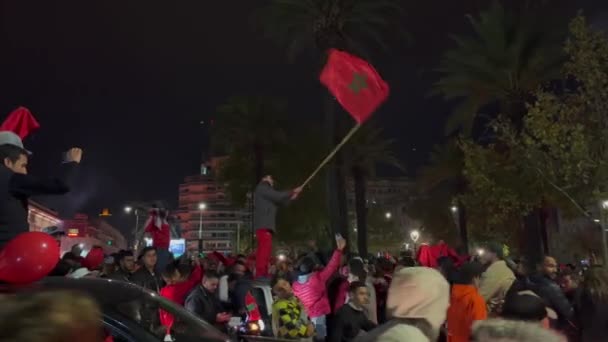 Fifaワールドカップカタール2022での全国チームの勝利後 道路を塞ぐ旗を振って幸せなモロッコのファン — ストック動画