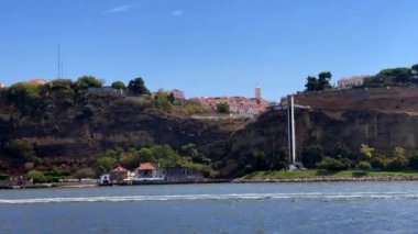 Portekiz 'in Lizbon şehrinde hareket halindeki bir feribottan görüntüler