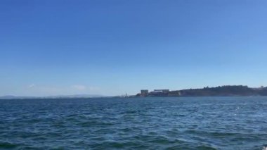 Portekiz 'in Lizbon şehrinde hareket eden bir feribottan görüntüler