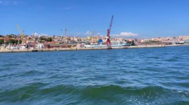 Lizbon, Portekiz Limanı 'ndan geçen bir tur teknesinden görüntü