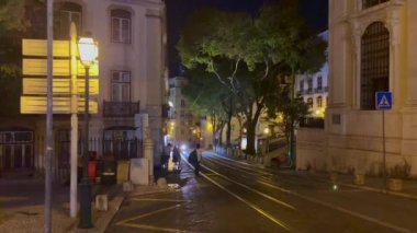 Lizbon, Portekiz 'de gece yolda giden arabalar