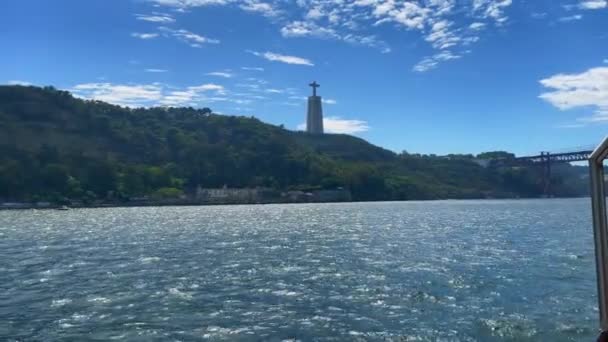 Vista Ferryboat Passando Pela Estátua Cristo Rei Lisboa — Vídeo de Stock