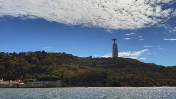 Veduta Traghetto Che Passa Davanti Alla Statua Cristo Lisbona — Video Stock