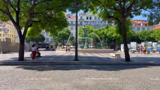 Mensen Die Wandelen Het Rossio Plein Lissabon Portugal — Stockvideo
