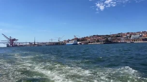 Widok Łodzi Wycieczkowej Mijającej Port Lizbonie Portugalia — Wideo stockowe