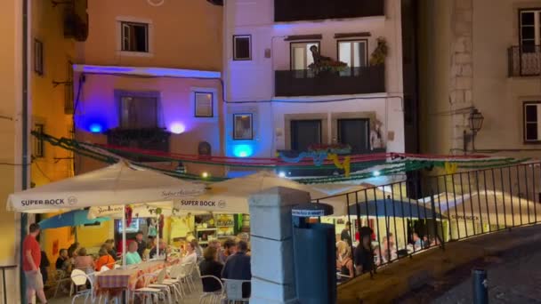 Een Menigte Mensen Die Nachts Straat Van Lissabon Portugal Lopen — Stockvideo