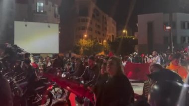 FIFA Dünya Kupası Katar 2022 'de milli takımının zaferinden sonra yolları kapatan bayrak sallayan mutlu Faslı taraftarlar