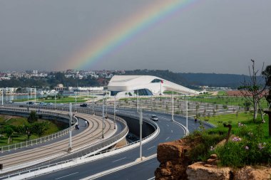 Arkadaki Büyük Rabat Tiyatrosu manzaralı Hasan II köprüsü üzerinde giden arabalar.