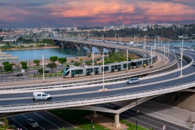 Rabat, Fas 'taki Hasan II köprüsünde trafik var.