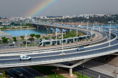 Rabat, Fas 'taki Hasan II köprüsünde trafik var.