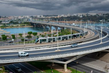 Rabat, Fas 'taki Hasan II köprüsünde trafik var.