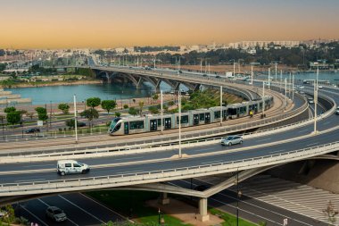 Rabat, Fas 'taki Hasan II köprüsünde trafik var.