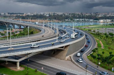 Rabat, Fas 'taki Hasan II köprüsünde trafik var.