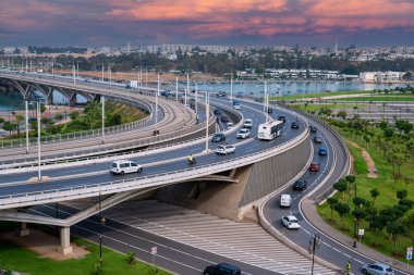 Rabat, Fas 'taki Hasan II köprüsünde trafik var.