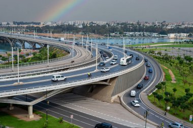Rabat, Fas 'taki Hasan II köprüsünde trafik var.