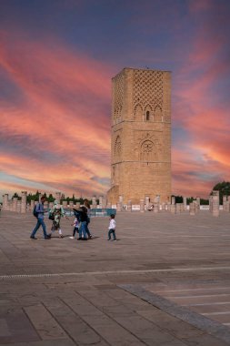 Rabat, Fas 'taki Hasan Kulesi' nin yanındaki ortaçağ sütunlarında yürüyen insanlar.