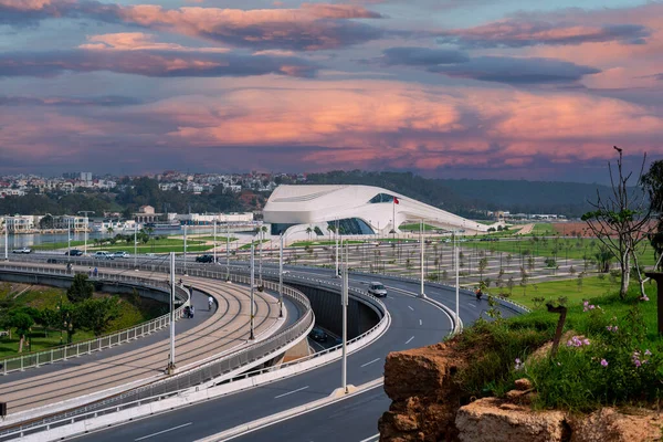 Αυτοκίνητα Που Οδηγούν Στη Γέφυρα Hassan Θέα Μεγάλο Θέατρο Του — Φωτογραφία Αρχείου