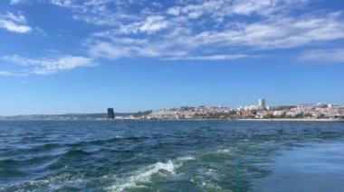 Portekiz 'in Lizbon şehrinde hareket halindeki bir feribottan görüntüler