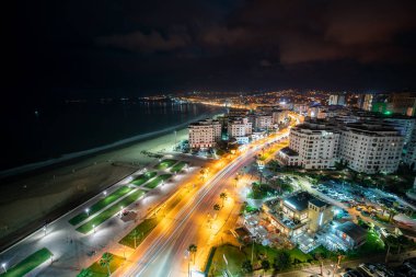 Fas 'ta geceleri Tanger şehir merkezindeki binaların panoramik manzarası