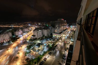 Fas 'ta geceleri Tanger şehir merkezindeki binaların panoramik manzarası