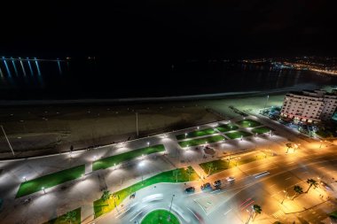 Fas 'ta geceleri Tanger şehir merkezindeki binaların panoramik manzarası