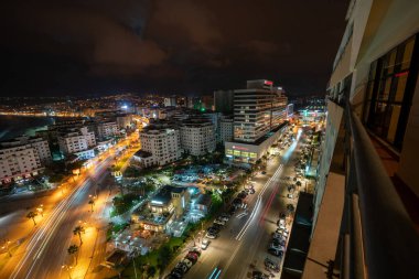 Fas 'ta geceleri Tanger şehir merkezindeki binaların panoramik manzarası