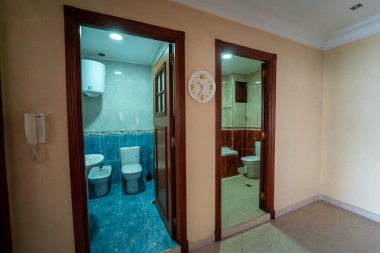 Modern bir dairede iki banyo.