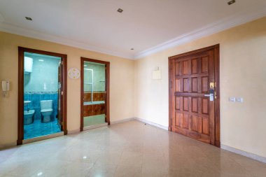 Modern bir otel odasının içinde.