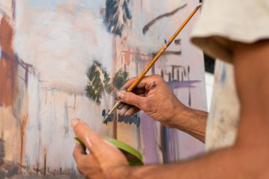 Bir Fransız ressam Fas 'ta Tanger' in sokak tablosunu çiziyor.