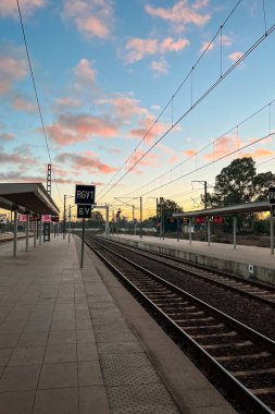 Fas 'ta gün doğumunda Kenitra tren istasyonu