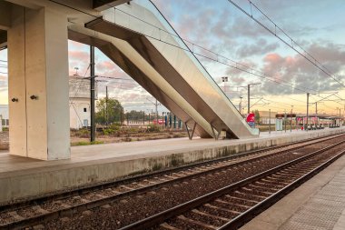 Fas 'ta gün doğumunda Kenitra tren istasyonu
