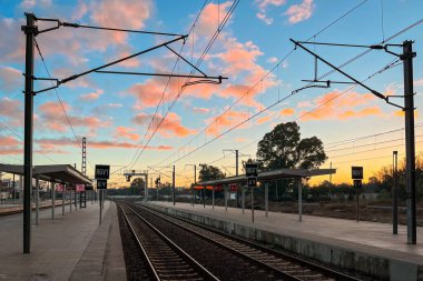 Fas 'ta gün doğumunda Kenitra tren istasyonu