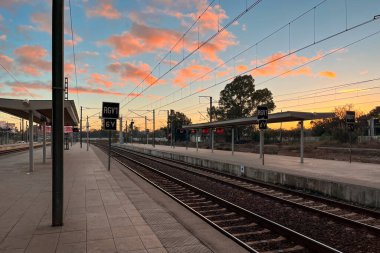 Fas 'ta gün doğumunda Kenitra tren istasyonu