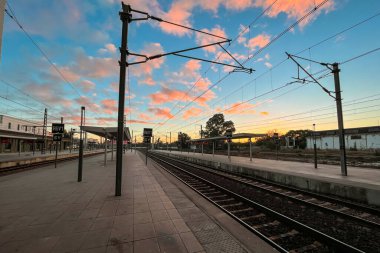 Fas 'ta gün doğumunda Kenitra tren istasyonu