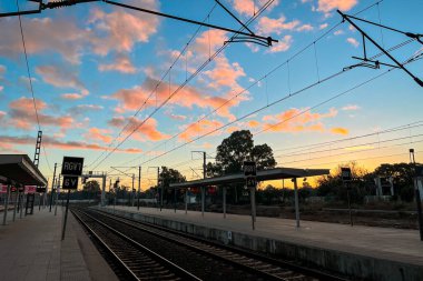 Fas 'ta gün doğumunda Kenitra tren istasyonu