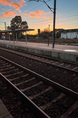 Fas 'ta gün doğumunda Kenitra tren istasyonu