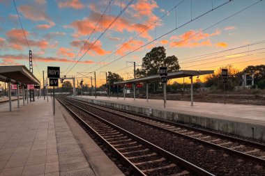 Fas 'ta gün doğumunda Kenitra tren istasyonu