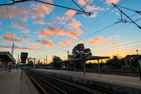 Fas 'ta gün doğumunda Kenitra tren istasyonu